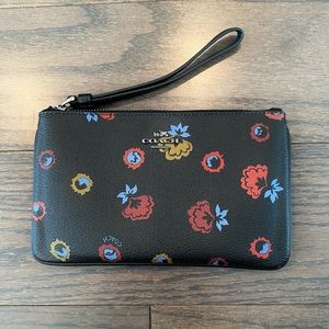 Women’s coach wristlet/clutch